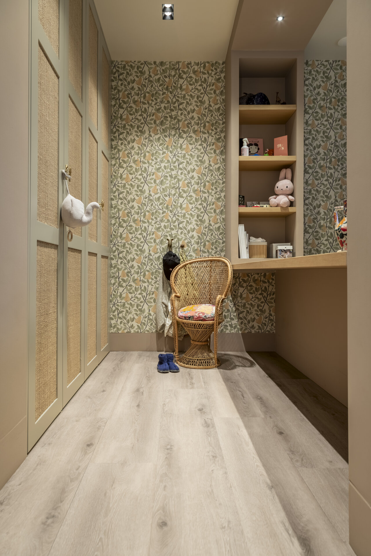 Adviseur bekijkt PVC stalen bij klant thuis